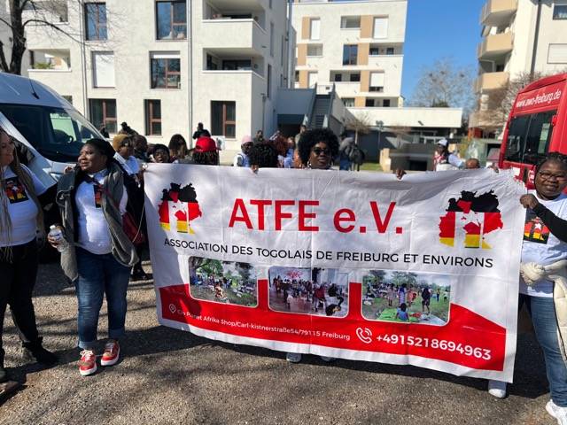 Demonstrationszug mit Banner
