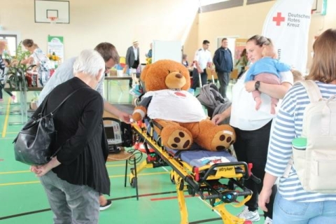 Stand vom Roten Kreuz mit Teddybär