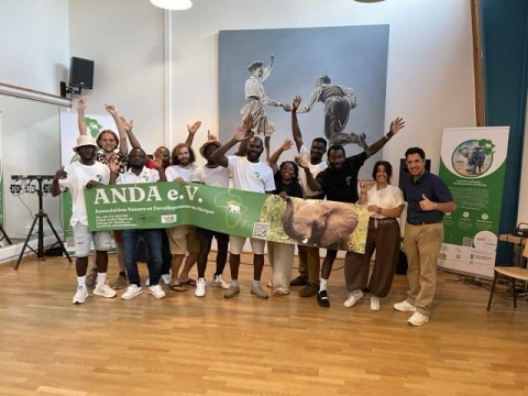 Team ANDA hinter ANDA Banner