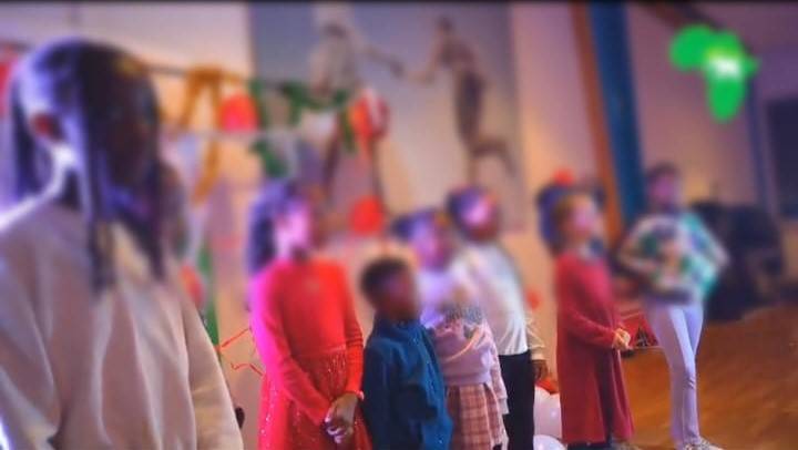 Kinder bei der Weihnachtsfeier