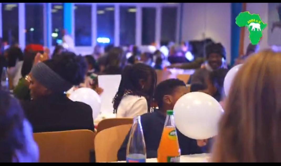 Menschen bei der Weihnachtsfeier